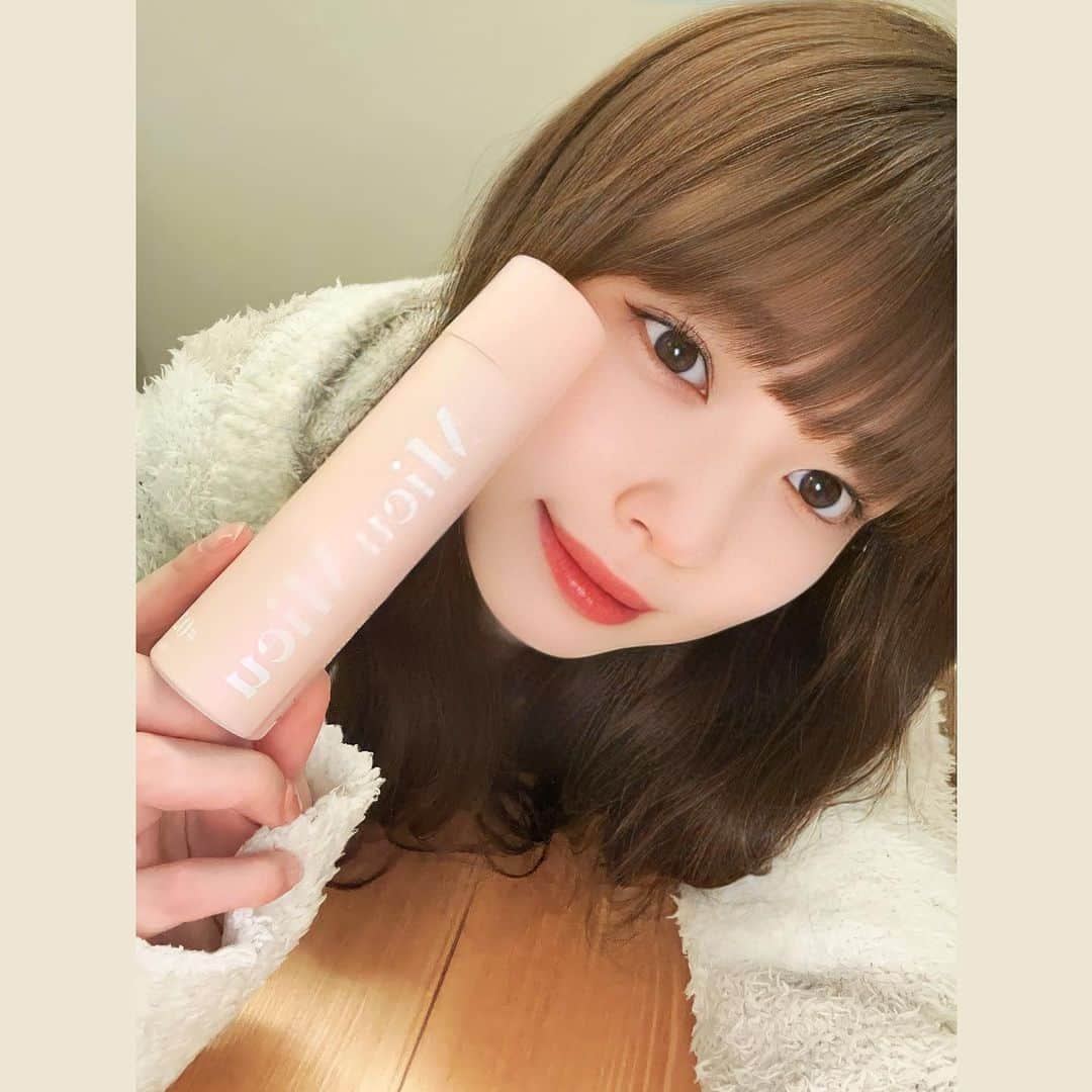 齋藤万莉奈のインスタグラム：「先日ロフトのコスフェスでgetしたmieumieu🤍 日焼け止めにもヘアトリートメントにもなって、甘いいい匂いがするの！  髪の毛に日焼け止めつけられるのが推しポイント🌛  色んな香り楽しめるのうれしい！  #mieumieu #日焼け止め」