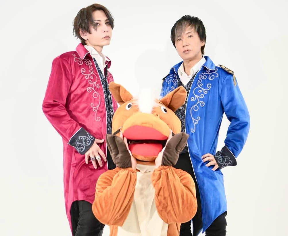 遠藤一馬のインスタグラム：「4/13、2部のチケット販売の締切が明日までだそうです！  急いで〜💦  今回の仕切りをYU+KIに任せてたので2部のチケット販売始まってたのを忘れてた😅  そして当日はこんなグッズを用意してます😉  僕が着る予定のパジャマまだ見てないけどどんなのかしらね？☺️  ■King＆Prince＆Horse（2部） ゛40人限定の超プレミアライブ！゛  「パジャマでゆるっとAfter Birthday Party～幸せオーラで3歳若返り～☆」  一馬＆YU+KI　パジャマで登場！ トークをメインとしたここでしか聞けないレアなトーク満載でお届けします。ここでしかもらえない特典やプレゼント企画あり！盛りだくさんの内容となっております！  ・参加者全員にオリジナル缶バッチプレゼント！（※2部の参加者のみ） ・餌持ち込みOK ・プレゼントコーナー企画！ 勝者には“激レア“キンプリホースグッズが当たる！  ・会場：LiveCafe Roman ・2部：開場19:30 / 開演20:00 ・ticket：6,500円　（＋1ドリンク代別） ・2部チケット販売開始：3月17日20時～  【予約方法】 ①LINE ID【yukirock0414】かQRコードで友達追加してください。 ②名前、座席希望枚数(最大2枚)を送ってください。 ③確認後、金額ならびにチケット振込先、振込期限をお送りします。 ④振込確認後に整理番号を改めてご連絡いたします。  ※予定枚数に達した場合は告知なく受付を締め切る場合がございます。 ※振込期限までにご入金が確認されない場合はキャンセルとさせていただきます。」