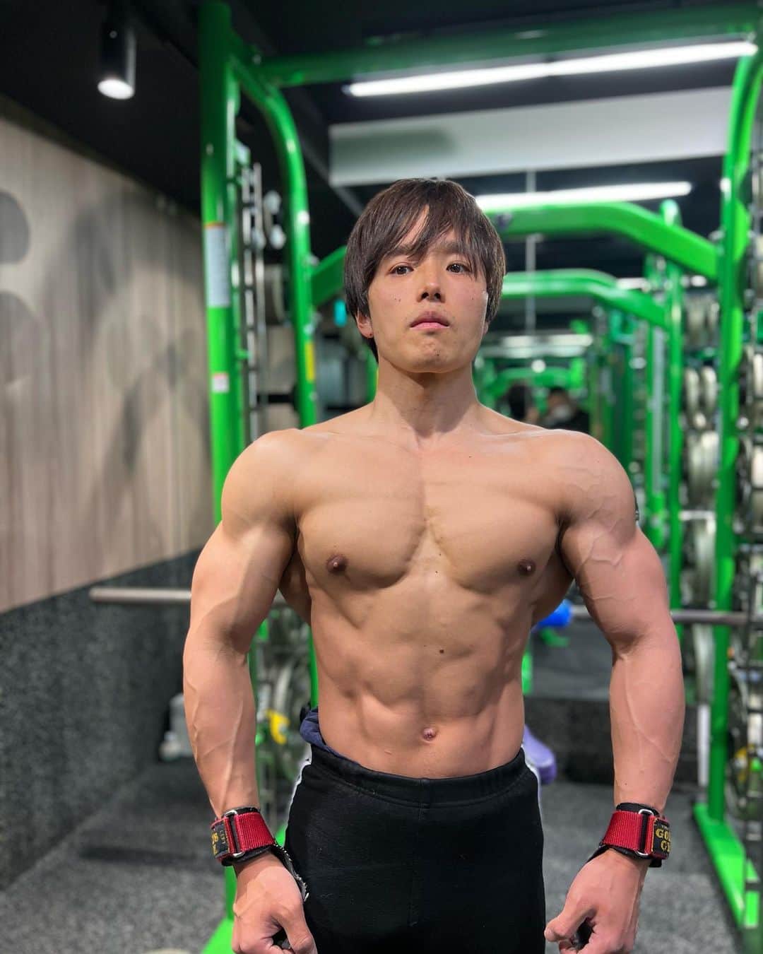 ぷろたんのインスタグラム：「楽しく筋トレしよう 好きな事なんだから🔥  #筋トレで人生を謳歌する #おりゃ #ごめん筋肉 #3枚目は疲れてお眠りになった」