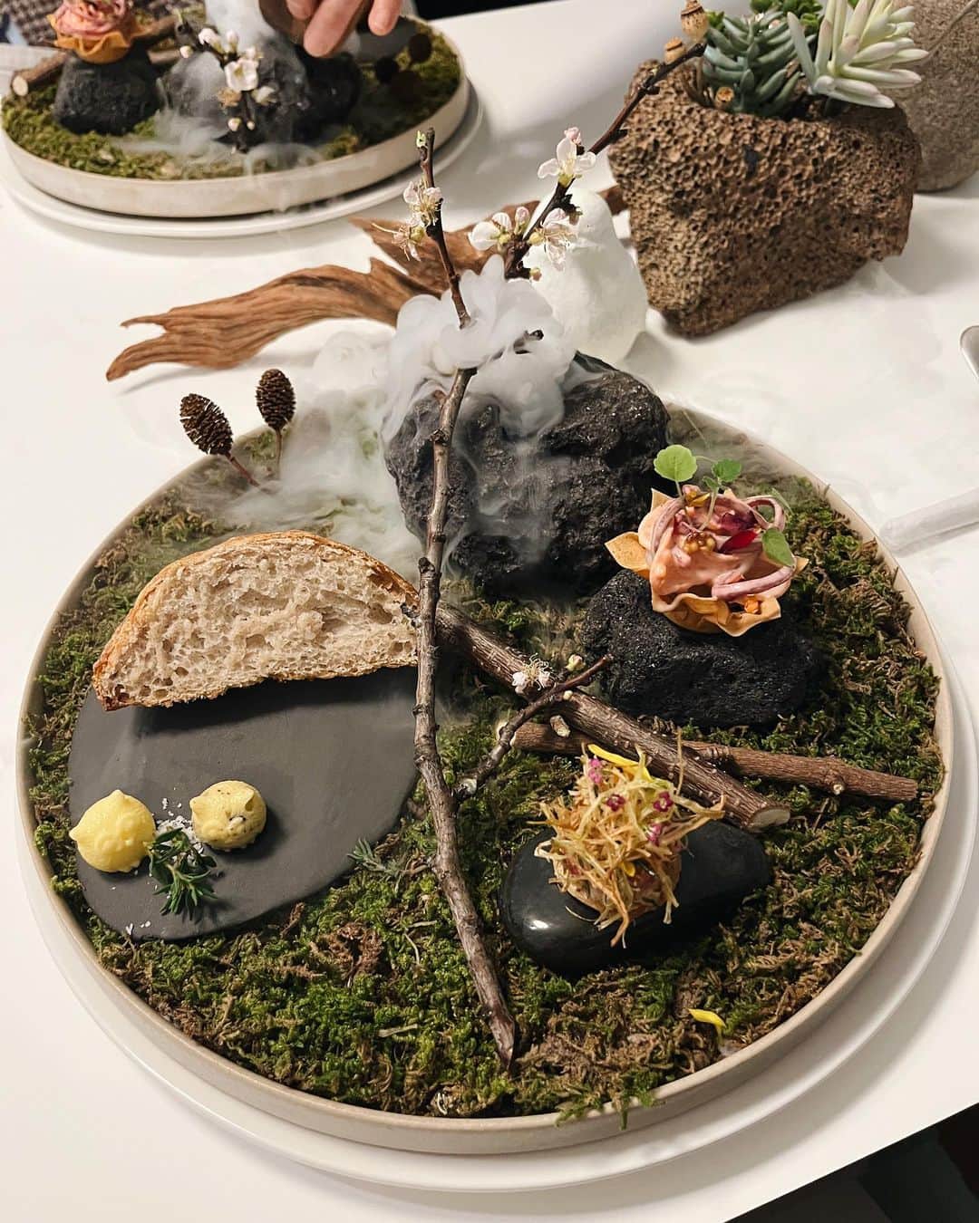 ライムのインスタグラム：「이곳..최고다..🍽️ 미각 청각 후각이 재밌따:) 건강하고 화려하고 맛있는 곳 플레이팅 최고.. #윌로뜨」