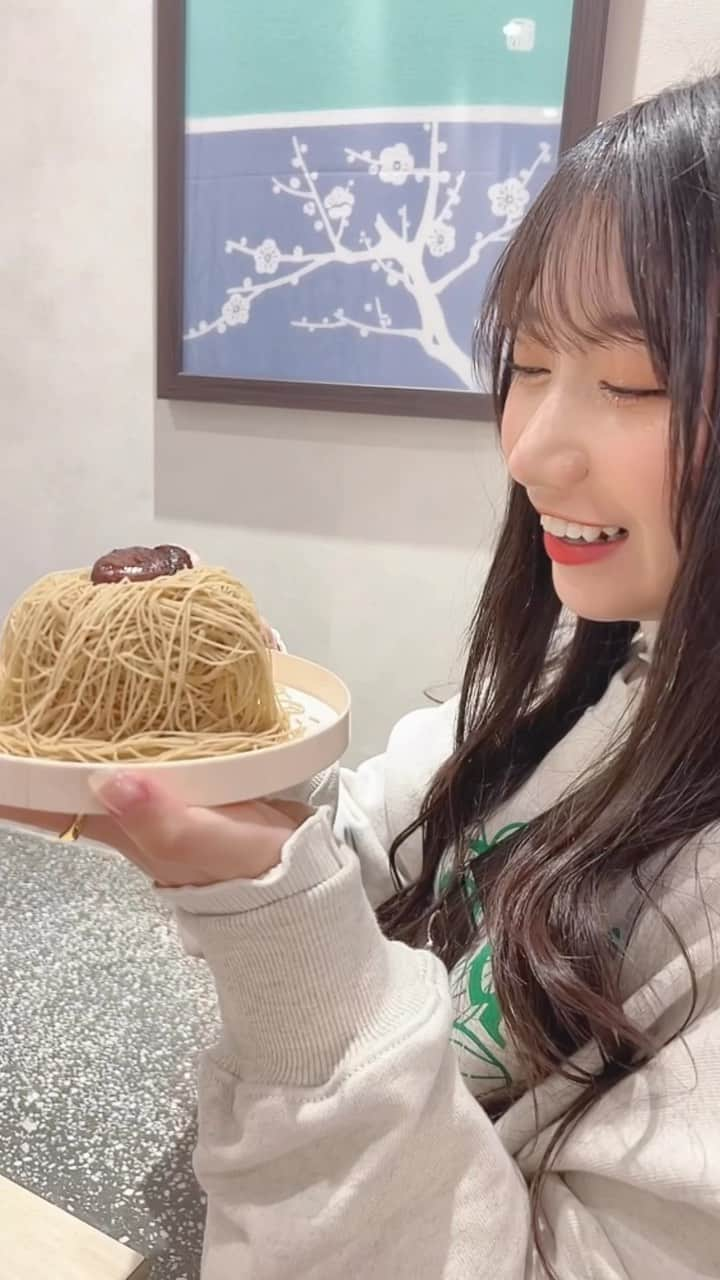 後藤陽菜乃のインスタグラム：「‪✿  久しぶりに太宰府で食べ歩きしてきました🤭🧃 美味しいものたくさん食べられて幸せ🫶🏻🫶🏻  #太宰府天満宮 #太宰府食べ歩き #太宰府 #太宰府グルメ  #太宰府天満宮食べ歩き #食べ歩き #食べ歩きの旅 #福岡グルメ #福岡食べ歩き #福岡旅行 #あまおういちごだんご #白梅堂#角煮まん #かぐのこのみ #香菓 #金糸モンブラン専門店 #hinacode #韓国ファッション #mardimercredi #fashion #fashionstyle #ootd #followｍe #idol #hkt48」