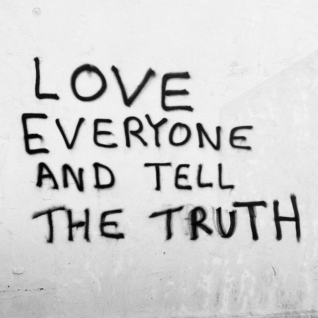 マーロン・テシェイラのインスタグラム：「—- BE KIND. ✨🤍🐙 —-  That’s all. 🌻🐒✌🏽  “Ame todos e fale sempre a verdade.”   Seja gentil. ✨🤍🐙   Isso é tudo.   —- 🎩…Peace&Light…🍀 —-  #LoveEveryone #Truth #BeKindy #GoodVibesOnly」