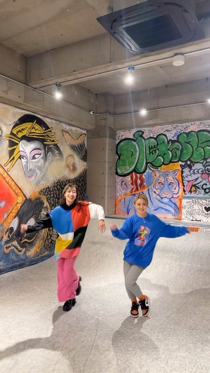 REIKAのインスタグラム：「💙🌻DIORAMA Skate Lounge💙🌻  Rina changと ビール&スケートイベントに遊びきて サクッと踊ってみた🤩✌  @diorama_dance_studio の系列店 板橋駅近くの室内スケートパークだよ★  3/26のイベントもここでやるよー❤  #スケートパーク #板橋 #インスタ映えスポット」