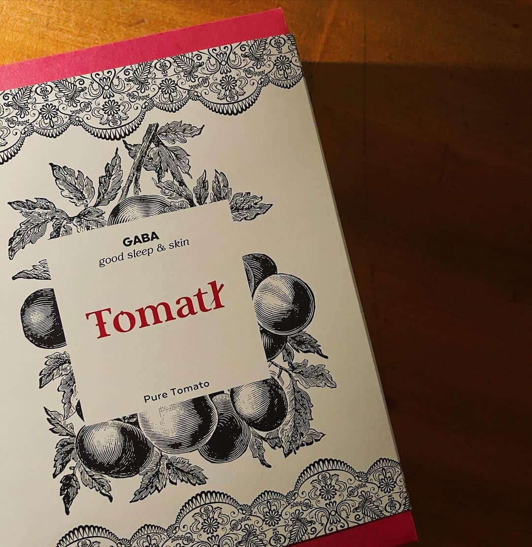 沢口千恵さんのインスタグラム写真 - (沢口千恵Instagram)「✳︎  夢見心地になれるトマトさん @tomatl_j  が届きました🍅  ひとつぶ食べて  心がかろやかに 身体が自由になる  そんな感じ  赤のパワーでルビーみたいな 躍動感  たんまり甘くて さっぱりジューシーで最高  大切な人たちに贈りたくなる そんな感じ  トマトゥールは このトマトを使ったトマトジュースで  それも目がぴかぴかするくらい 美味しいのだけど  このジュースのためのトマトも 目がキラキラするくらい 美味しかった、、  プレゼントしていただけて 心と身体が いのちごと癒されました  @yoko.0806.snow さま ありがとうございました🍅  生トマトは6月までの限定のよう。 ぜひです。  ああ、うれし。」3月18日 21時40分 - chiesawaguchi