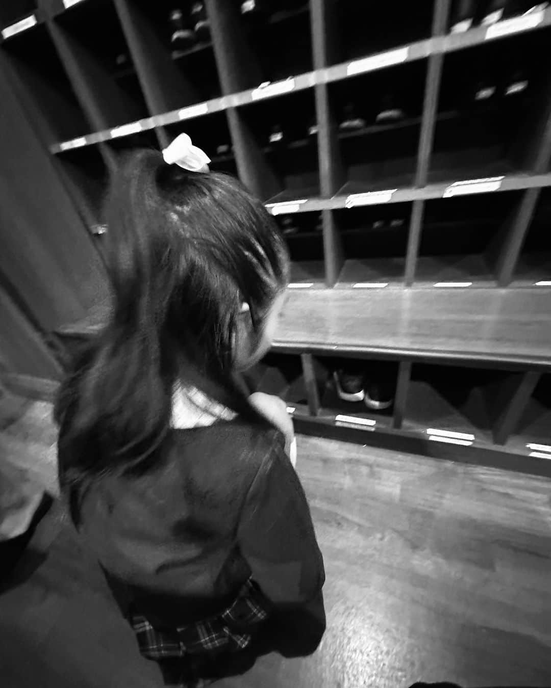 小田切恵子さんのインスタグラム写真 - (小田切恵子Instagram)「娘の卒園式でした🌸  抱っこ抱っこ…。スクールバスに泣きながら乗って行ってたあの頃からあっという間に4年が経とうとしてる。  急激に成長した2歳から6歳のこの大事な時期は本当に感慨深いものがあります。  最近は卒園式で歌う歌を、車やお風呂で娘と一緒に歌ったりしていると私まで泣きそうになることがあって。。 もう終わりか〜と切なくなっちゃいました。  お友達と過ごしたかけがえのないこの時間をずっとずっと大切にしてほしいな。  卒園式で号泣しながらも一生懸命歌った「おおきくなったよ」と「You Raise Me Up」が頭から離れません。  卒園おめでとう🌸  #卒園式 #graduation」3月18日 21時50分 - keikoodagiri101