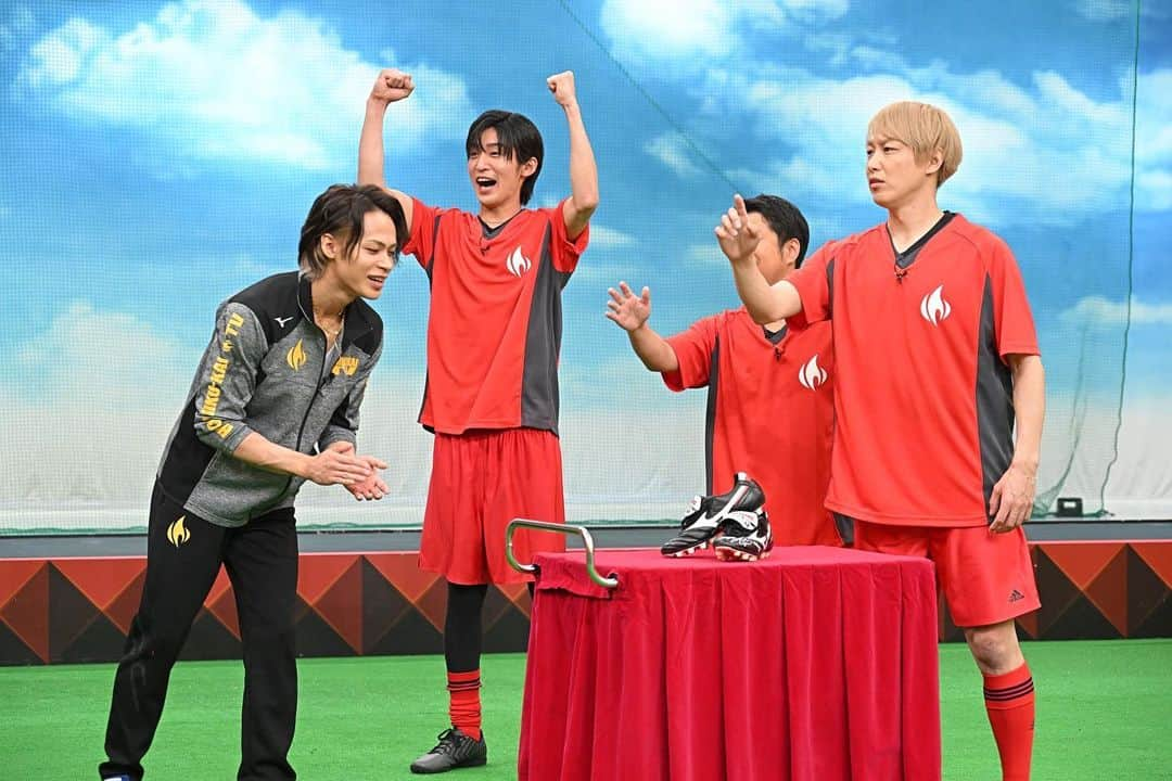 TBS「炎の体育会TV」のインスタグラム：「目黒蓮さんが快挙達成✨  サッカー難関的当て 「100秒キックターゲット」で これまでたくさんの プロサッカー選手が挑戦し パーフェクト達成者が メッシ、ネイマール、稲本潤一の わずか3名のみ  芸能人史上初！ 目黒蓮さんが何と98秒で 見事パーフェクト達成 しました㊗️🎉  これはガチでヤバいです」