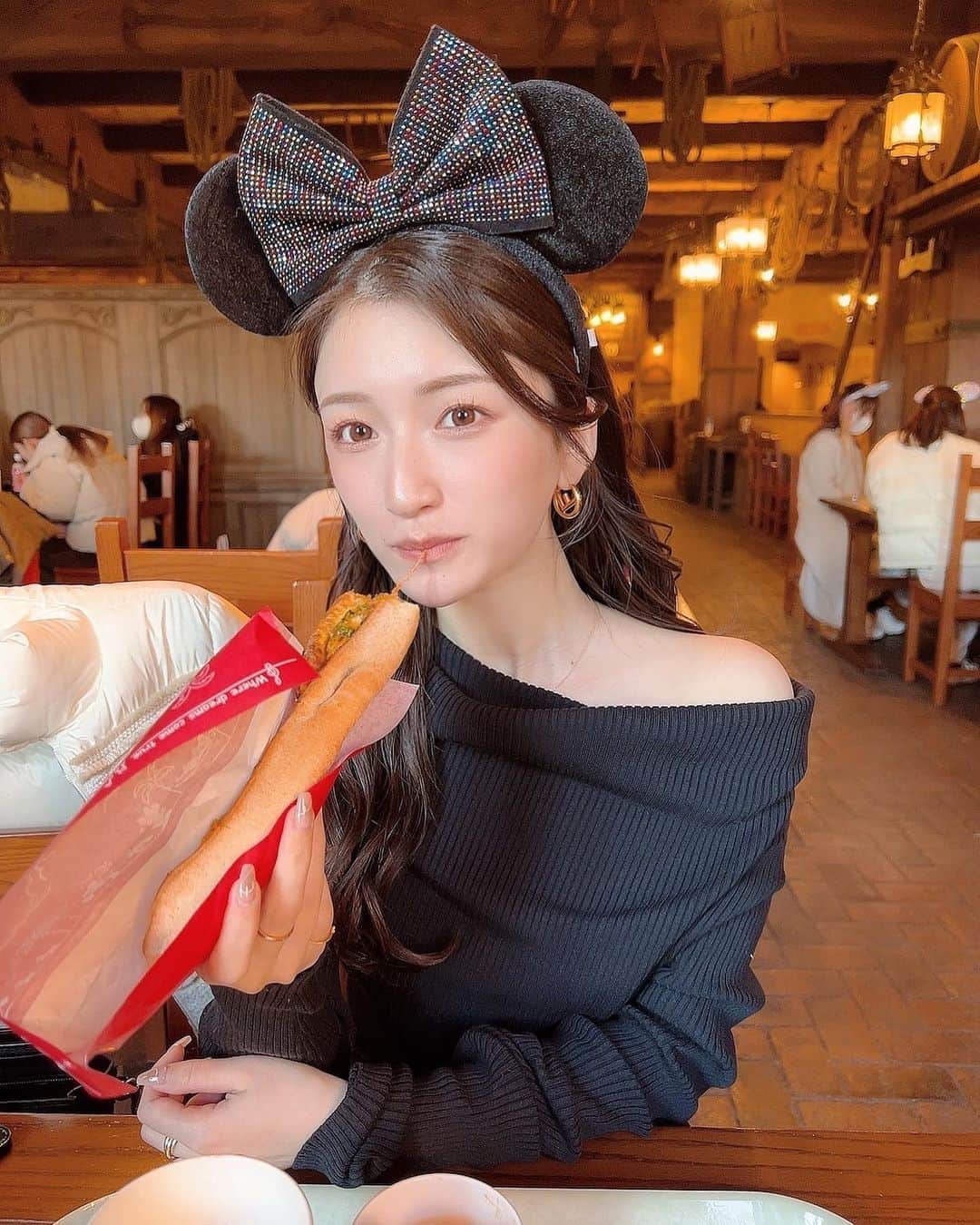 のインスタグラム：「⁡ ⁡ ⁡ お気に入り片方だけのオフショルさん‪^ . ̫ . ^‬🧡‬ ⁡ ⁡ ⁡ ⁡ ⁡ ⁡ ⁡ ⁡ ⁡ ⁡ ⁡ #josemoon #wear #eimy #netshopping #disney #disneysea #🏰 #💗」
