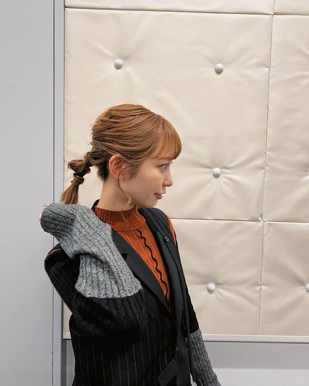 木村ミサさんのインスタグラム写真 - (木村ミサInstagram)「🧡🖤  ONE PIECE @united_tokyo  KNIT @inella_official   今日はプロデュースとは？というお話をさせていただいたので プロデューサーっぽくみえるように いつもよりかっちりコーデ。🧏🏻‍♀️ Pっぽいですか？  detailまでこだわってる服がすきです🧏🏻‍♀️  @une_fleur_eyelash で まつぱと眉スタイリングもしてもらってきたよ🧏🏻‍♀️ 骨格に合わせてくれるので、 @une_fleur_hanay さん絶大の信頼です👶🏻  #cordinate #ootd #unitedtokyo #onepiece #inella #outfit」3月18日 21時44分 - misaxmas