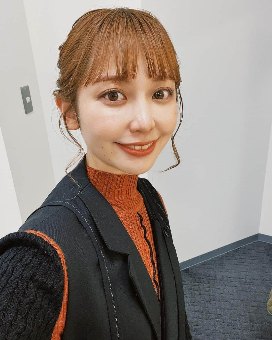 木村ミサのインスタグラム：「🧡🖤  ONE PIECE @united_tokyo  KNIT @inella_official   今日はプロデュースとは？というお話をさせていただいたので プロデューサーっぽくみえるように いつもよりかっちりコーデ。🧏🏻‍♀️ Pっぽいですか？  detailまでこだわってる服がすきです🧏🏻‍♀️  @une_fleur_eyelash で まつぱと眉スタイリングもしてもらってきたよ🧏🏻‍♀️ 骨格に合わせてくれるので、 @une_fleur_hanay さん絶大の信頼です👶🏻  #cordinate #ootd #unitedtokyo #onepiece #inella #outfit」