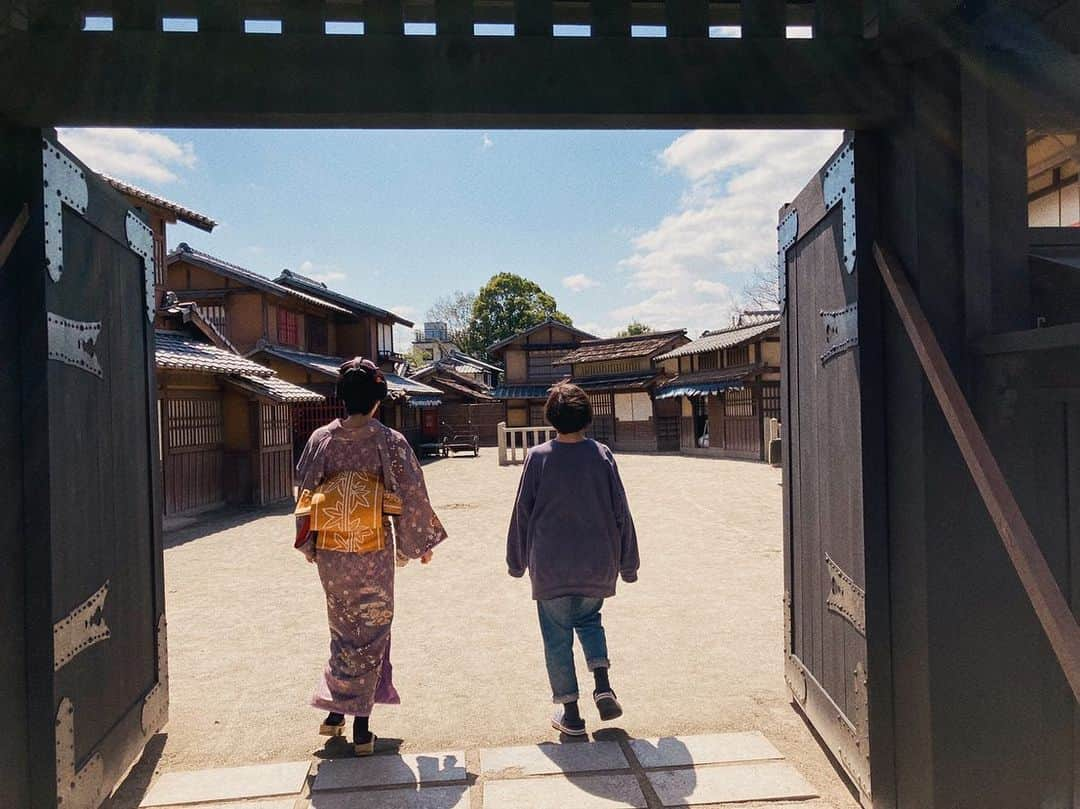 中山忍さんのインスタグラム写真 - (中山忍Instagram)「ごっこ遊び⁇  撮影所に 遊郭・吉原の大戸が 建てられており 撮影の合間に 長〜いお付き合いの マキちゃんと 「この大戸をくぐったら もう戻れない…」とか言って 遊んでました😁  平和〜✨  #テレビ朝日 #水谷豊 さん主演 ドラマスペシャル 『#無用庵隠居修行6』   ご覧いただき ありがとうございました🙌  #結髪さん #プロフェッショナル」3月18日 21時49分 - _shinobu_nakayama_