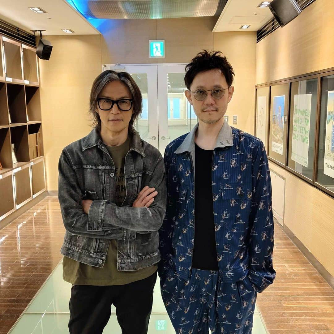 J-WAVEさんのインスタグラム写真 - (J-WAVEInstagram)「稲葉浩志 登場！  毎週土曜24:00〜オンエア 音楽の「すごい！」が見つかる番組 J-WAVE『WOW MUSIC』  数々の名対談を生んできたこの番組も今月でラスト。 そんな3月のマンスリープレゼンターを務めるのは 音楽プロデュサーの蔦谷好位置 @koichitsutaya   今夜は稲葉浩志(B’z)さんが登場！ 最新曲「BANTAM」の制作秘話など ここでしか聞けない音楽対談をお届けします🎙🔥  ぜひこのあと24:00〜、お聴き逃しなく！  ＿＿＿＿＿＿＿＿＿＿＿＿＿＿  過去の名対談をYouTubeで！ ￣￣￣￣￣￣￣￣￣￣￣￣￣￣ WOW MUSICでの対談は、YouTube音楽メディア「MUSIC FUN!」で動画としても配信しています⚡️  山口一郎×川谷絵音、aiko×YOASOBI、 WANIMA・KENTA×星野源　…など 豪華対談の模様を動画で楽しめますので ぜひ合わせてCHECKしてみてください！  YouTubeにて 🔍MUSIC FUN!  と検索を  #jwave #wow813  #蔦谷好位置 #稲葉浩志  @bz_official_insta」3月18日 21時58分 - jwave813