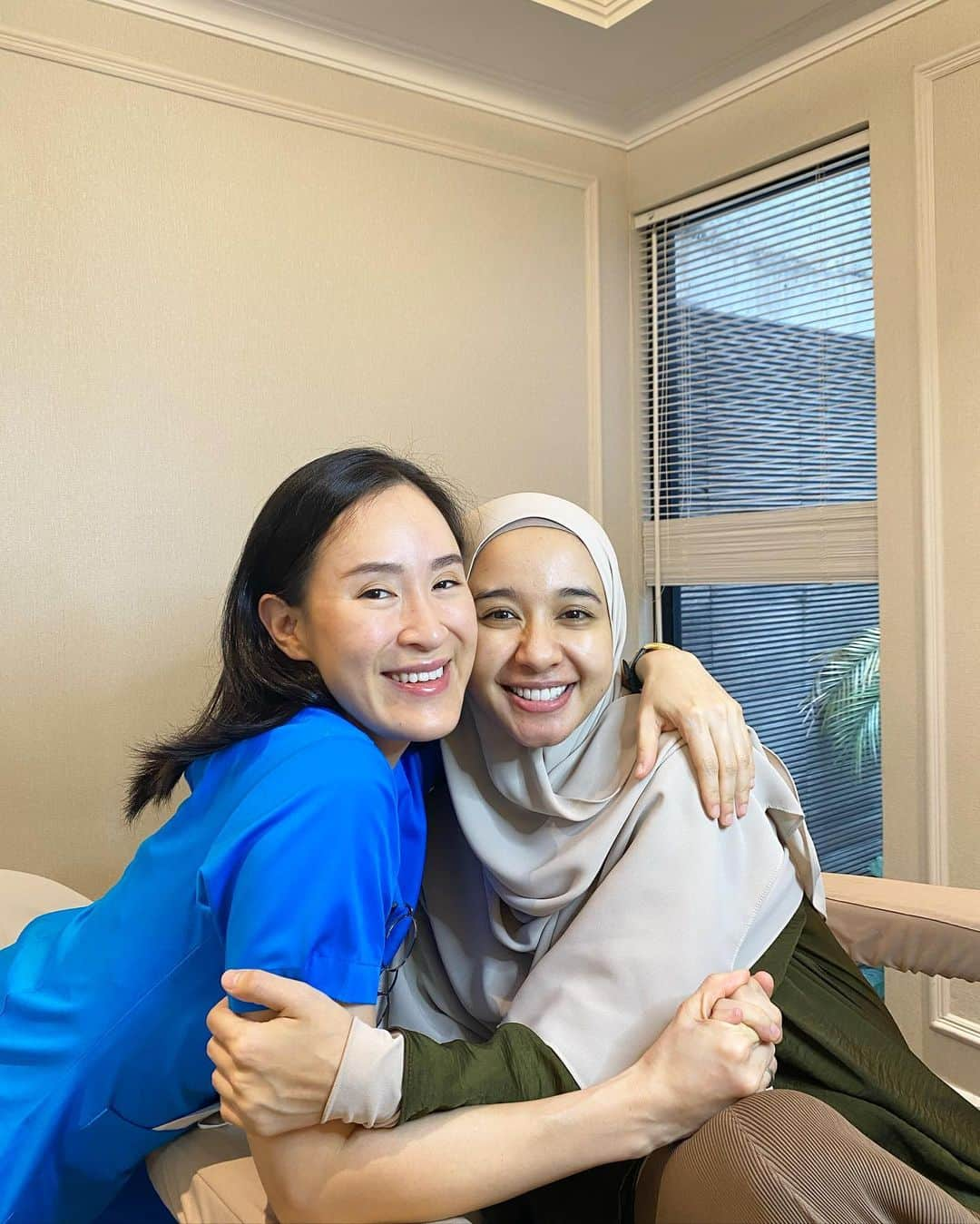 ラウディアシンシアベラさんのインスタグラム写真 - (ラウディアシンシアベラInstagram)「A Saturday well spent with my beautiful @laudyacynthiabella ❤️  5 more days to fasting month, may Allah blessings surround us, amen. 🙏🏼  #droliviaong  #laudyacynthiabella  #jakartaaestheticclinic  #fastingmonth2023 #puasasebentarlagi」3月18日 21時51分 - laudyacynthiabella