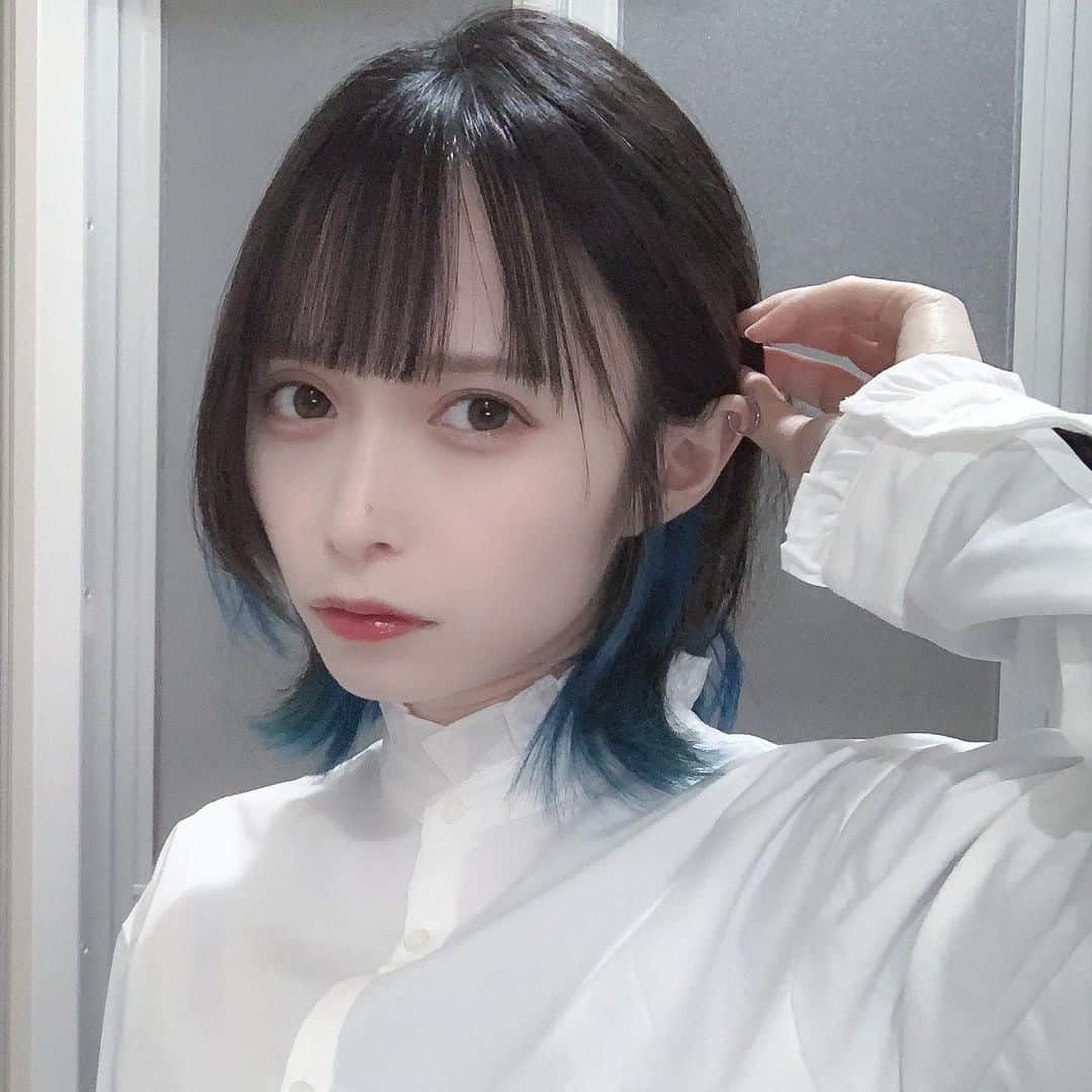 つぶらのインスタグラム：「メンテ完了💙 やっぱ青〜  #hair #haircolor #hairstyle #ウルフカット #ウルフ #インナーカラー #インナーカラーブルー #みんな顔に目が行って背景お風呂なの気づかない」