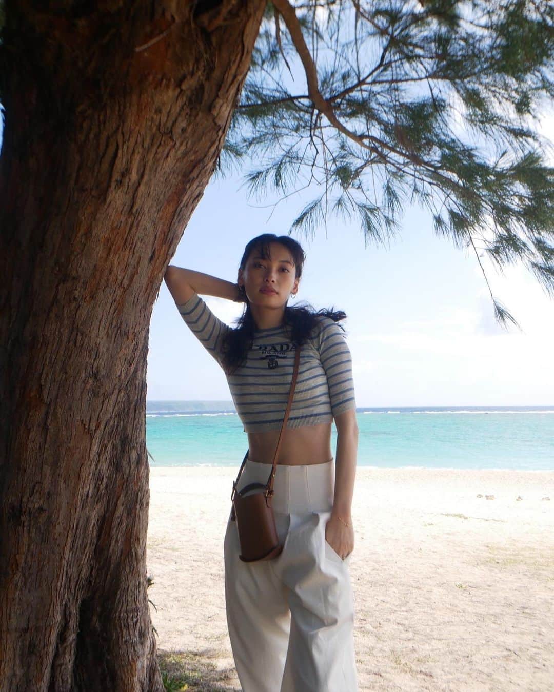 大政絢のインスタグラム：「早めの夏を沖縄で  #今日の絢服  ☀️🌿🏝」