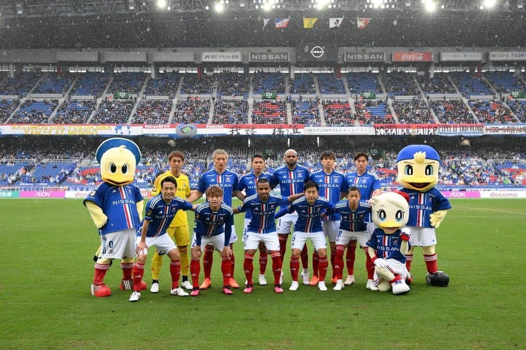 のインスタグラム：「_ 今日も寒い中、最高の応援ありがとうございました🔥  まだまだこれから！🔵⚪️🔴  #マリノスファミリー #fmarinos #横浜Fマリノス #newbalance #ZAMST」