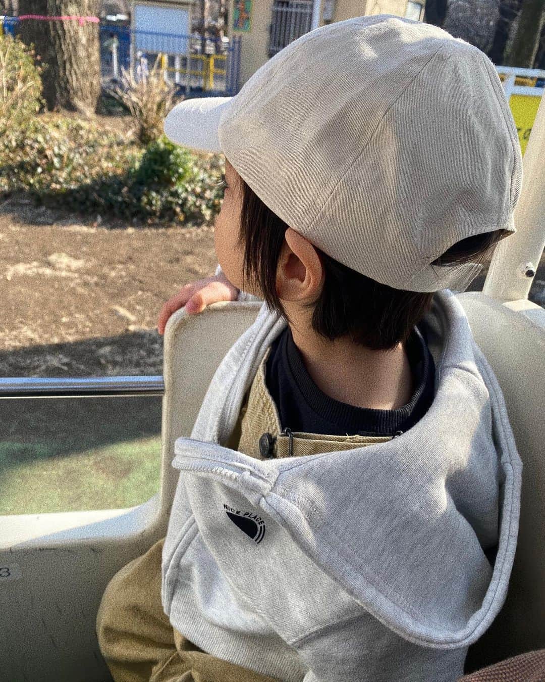 瀬戸サオリのインスタグラム：「16歳の時 初めての一人暮らしで 住んだのは吉祥寺🏡  その頃パパも大学生で 吉祥寺でバイトしてて 同じ時期に吉祥寺にいて どこかで私たち すれ違ってたかなぁ？🥰 不思議☺️  夢を叶えるのに必死で レッスンしたり 節約しながら 必死に過ごした日々を 思い出して 初心にかえりました🥰  吉祥寺の駅前の 31でバイトしてたの🍦🥰 駅前に来るたびに 懐かしい🥹  息子と行けてなんだか 嬉しかったのです☺️💘  #息子デート #吉祥寺」