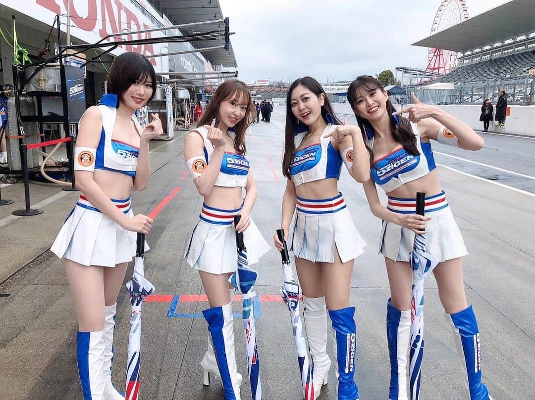 岡本麻佑のインスタグラム：「. S耐開幕戦1日目しゅーりょー😚🎡💙✨本日お越し頂いた皆様ありがとうございました🥹🙌🏻  Team5ZIGENは予選をトップで通過しポールポジションを獲得しました🤩😭🙌🏻✨明日の決勝でもポールトゥーウィンを目指します🫡勝利の女神になれる様に明日も4人で頑張ります🧚🏻‍♀️📣✨  🌸3月19日(日)スケジュール🌸 9:50〜　ピットウォーク 11:00〜　スタート進行 11:45〜 決勝レース 14:35〜14:45 PRステージ  明日もTeam5ZIGEN9560Girlsのみんなと一緒に500号車Team5ZIGENの応援宜しくお願いします😊  #team5zigen#team5zigen9560girls#カフェきゅうごろう#スーパ耐久#s耐#supertaikyu#鈴鹿サーキット#レースクイーン#racequeen」
