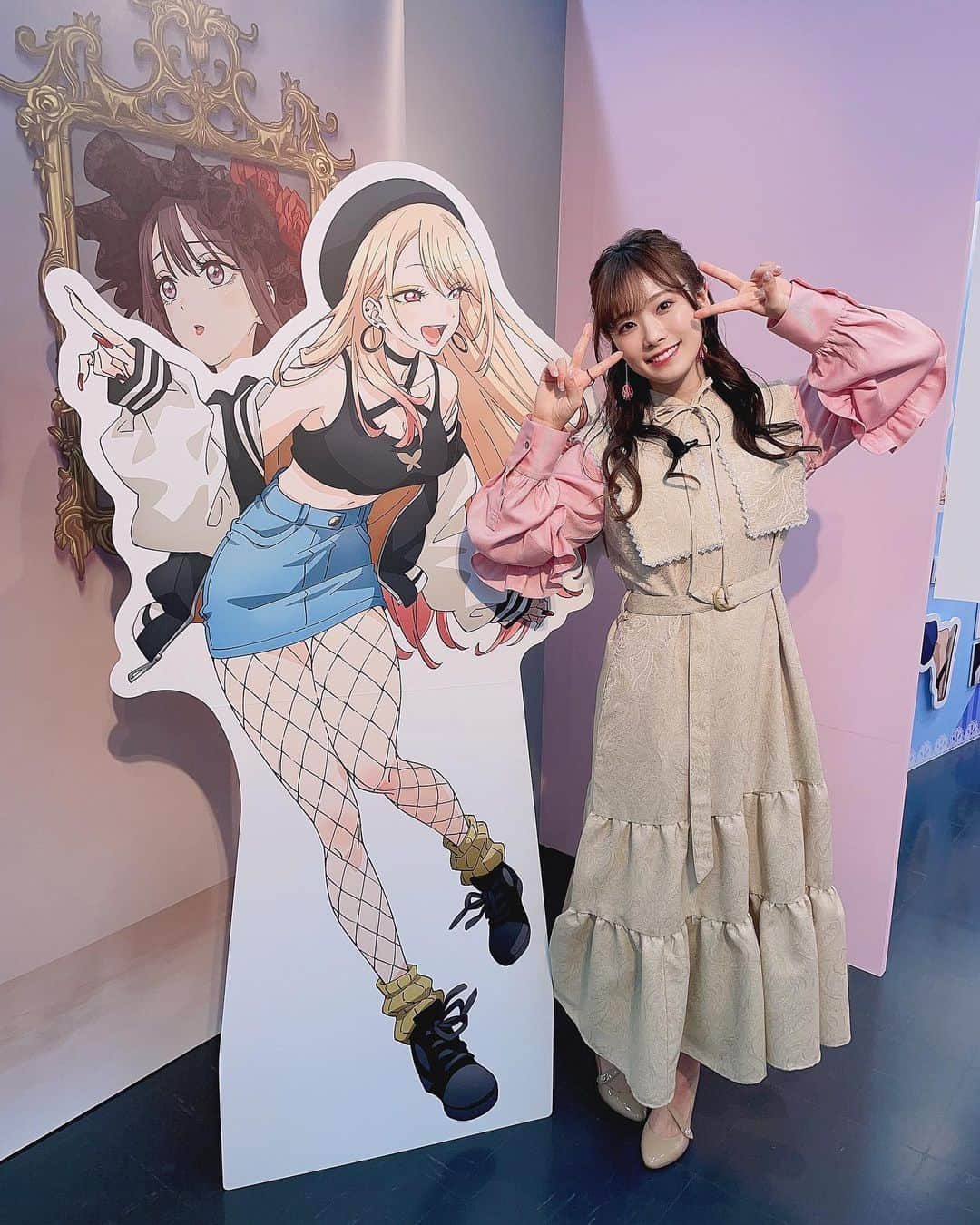 直田姫奈のインスタグラム：「TVアニメ「その着せ替え人形は恋をする展 しゅきぴに愛を伝えたいっっ」が開催中です✨  着せ恋が好きな人にはたまらない空間でした！ みなさんに楽しんでほしいのでネタバレ写真はまた後日…  ぜひ遊びにいってみてくださいねー！  #着せ恋  #着せ恋展まじアガった」