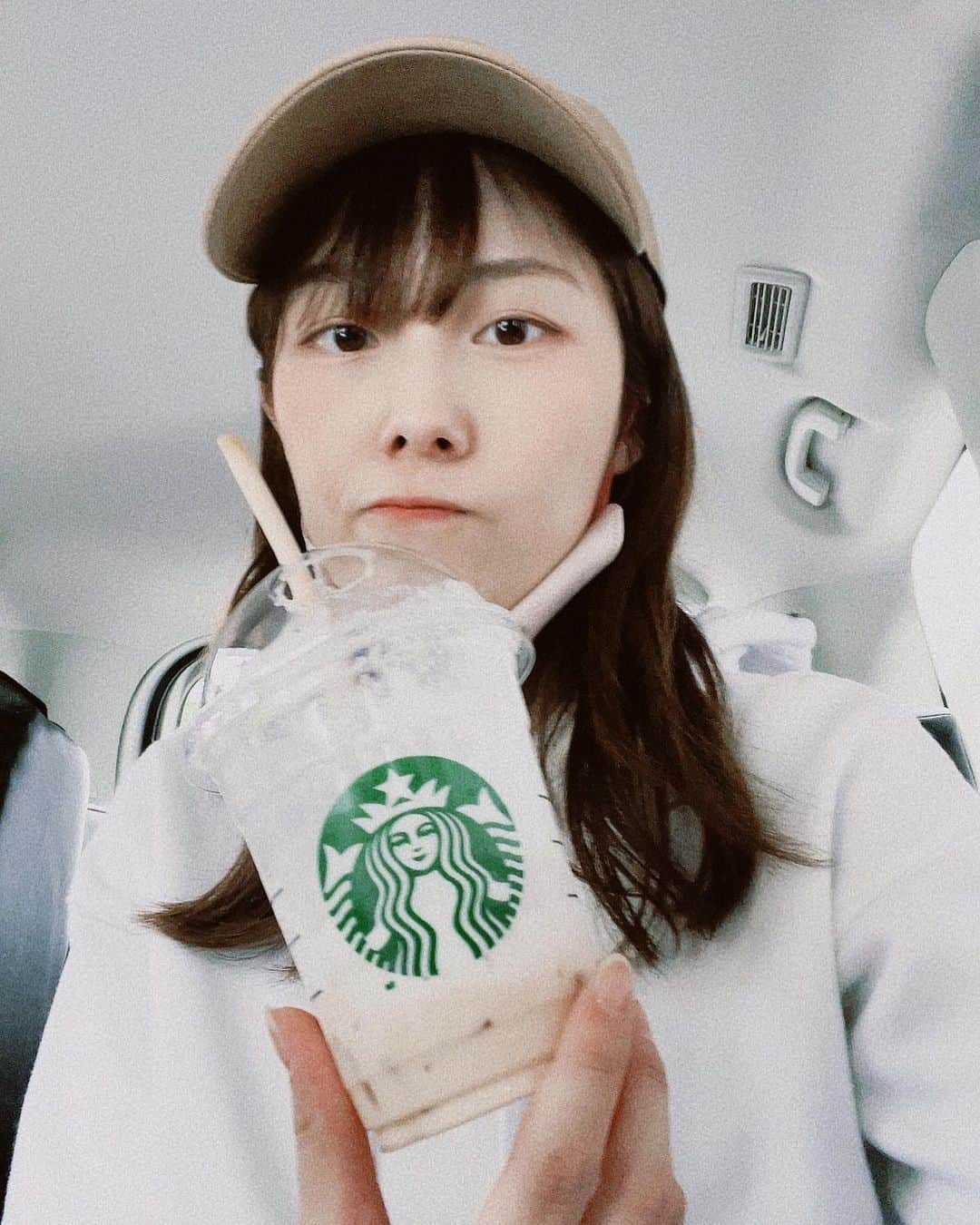 松田実里さんのインスタグラム写真 - (松田実里Instagram)「⁡ アールグレイ ブーケ ティーラテ ⁡ 待ってた待ってたこうゆうの待ってたよー ⁡ 紅茶専門のスタバができるくらい紅茶のメニューが増えて、コーヒー飲めない民族の私はうれしいです。 ⁡ スタバでお茶したくても、コーヒー飲めなくてミルクかオレンジジュース飲んでた時代が懐かしい。 ⁡ 車移動だと、babyをチャイルドシートに預けられるからゆったりとした時間を過ごせる。 ⁡ ありがたやー。 ⁡ #すたば新作 #スタバ  #Starbucks #tea #milktea #アールグレイブーケティーラテ #earlgreytea #育児 #baby #0歳児 #チャイルドシート  #ベージュキャップ #白ニット #コーデ #lifestyle #instagood #mylife #loveislove」3月18日 22時05分 - misato_matsuda