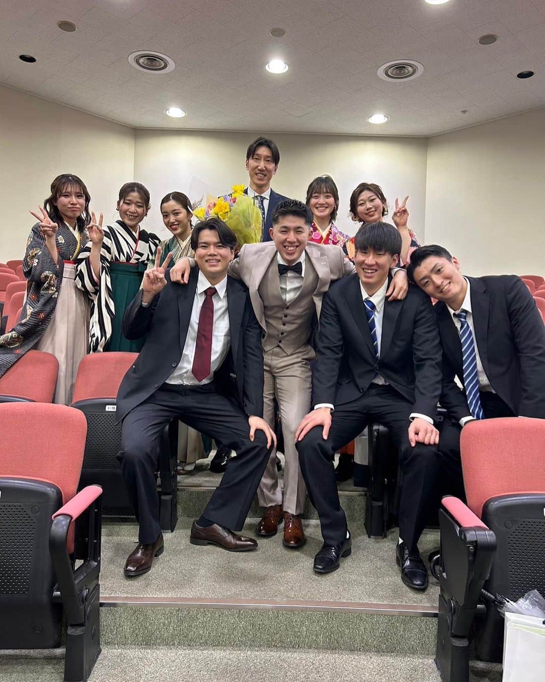 網野友雄のインスタグラム：「2022年度卒業式㊗️ それぞれの舞台で活躍期待してます！ #白鷗大学 #Hakuoh #網野ゼミ #花束ありがとう #スタバカードありがとう」