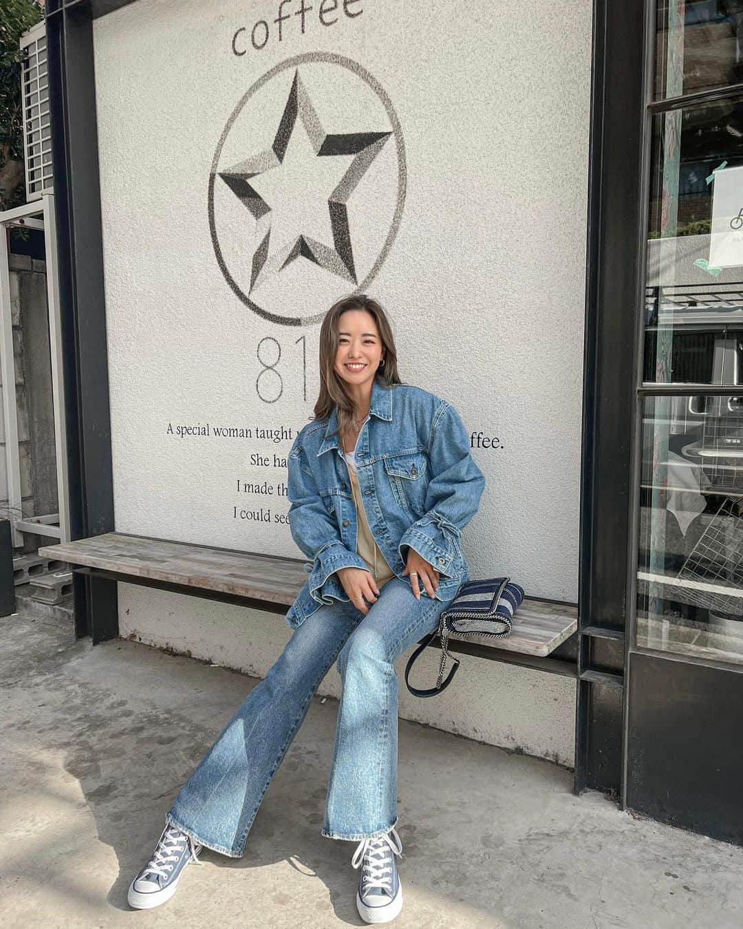 のインスタグラム：「数日前のお天気が良かった日🌞  お洋服をお出掛けする直前に決めはじめてバタバタしちゃう癖、やめたいです。  jacket @levis_japan  blouse @vicente__official  denim @moussyofficial  sneaker @converse_jp  bag @stellamccartney」