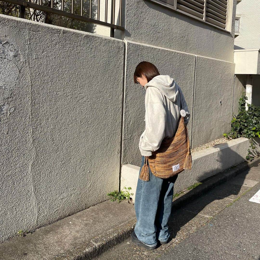 村濱遥のインスタグラム：「@unclip.jp の打ち合わせした日 ☀️  フーディとバッグは @camphor_wood の🌿  最近の気温にちょうどよくて めちゃくちゃ着てる✌️ バッグは大容量で仕事の日にも 大活躍だぜ〜〜〜」