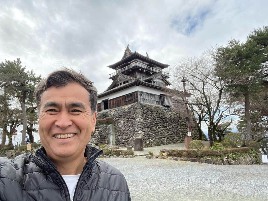 石原良純のインスタグラム：「福井県丸岡城へ。冷たい雨は止んだけど、桜の蕾は硬く閉じたまま。それでも一週間もすれば、花は見頃を迎えるでしょう。来週末は花見客で賑わうだろうな。」