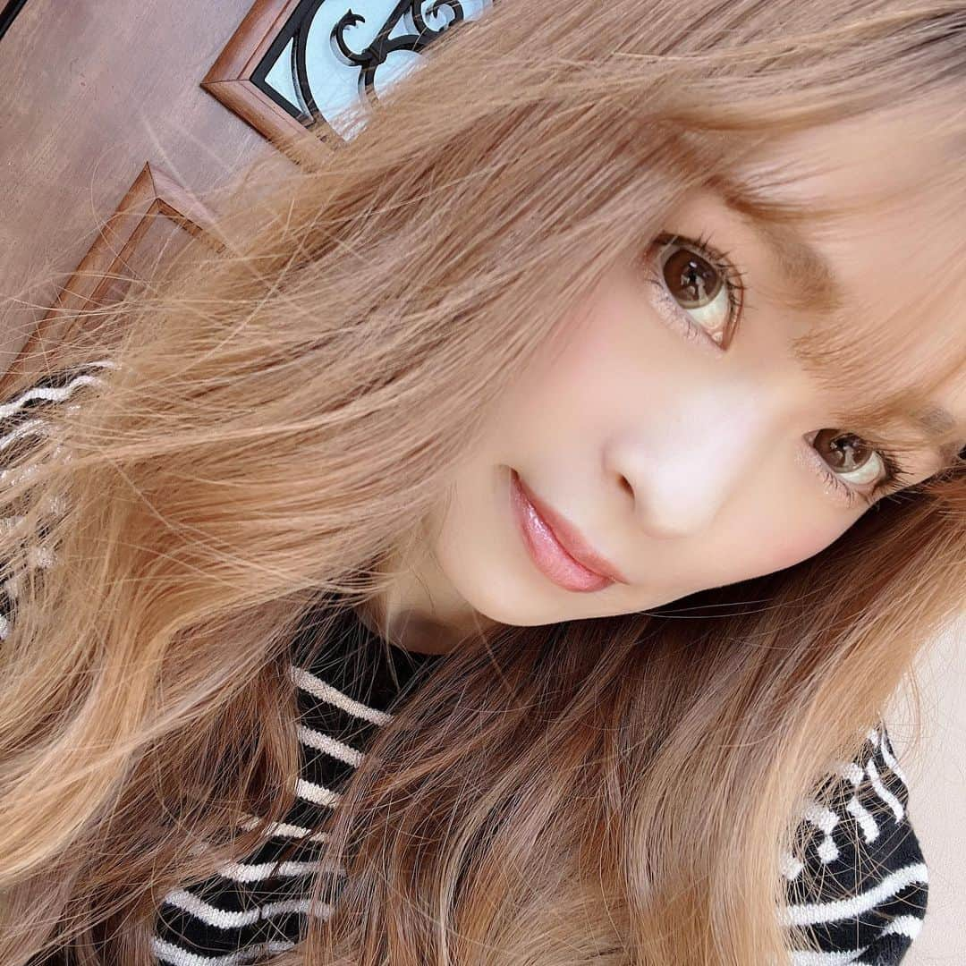 町田亜里香のインスタグラム：「久々にお化粧しました💄ˊ˗ なんだか、化粧すると 濃くなる(͒ ⸝⸝•̥𖥦•̥⸝⸝)͒  なんでなんでしょうか。 そして今日とてつもなく眠い。  #メイク」