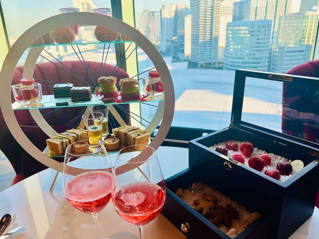 肥田佳菜子のインスタグラム：「カハラのアフタヌーンティー🍓 #カハラホテル #カハラホテル #ザカハラホテルアンドリゾート横浜 #thekahala #thekahalahotel #アフタヌーンティー #afternoontea #いちご #いちごスイーツ #いちごアフタヌーンティー #横浜 #みなとみらい」