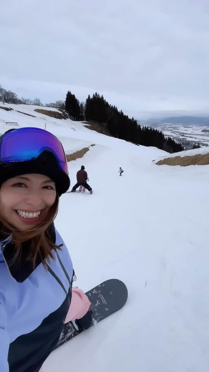 高橋菜摘のインスタグラム：「today's🏂 今日もママカメラマン発動〜🤳 滑ってる時のお喋りちゃん達👧🏼👦🏽が面白くて 思い出カメラロール大変な事になってる🥹 雪が溶けてきてシャバシャバ春スキー⛷ 難しくて👧🏼はすぐにスノボに履き替えました🏂 春のfamily snowboarding楽しみましょ👨‍👩‍👧‍👦  thank you🫶🏽 @ishiuchimaruyama  @montblanc_ishiuchi   #スノーボード #スノボ #春スキー #スキー女子  #キッズスノーボーダー #石打丸山 #スキー場 #snowboarding #ski #kidssnowboarding  #nigata #japan #family #familyfun #4yearsold」