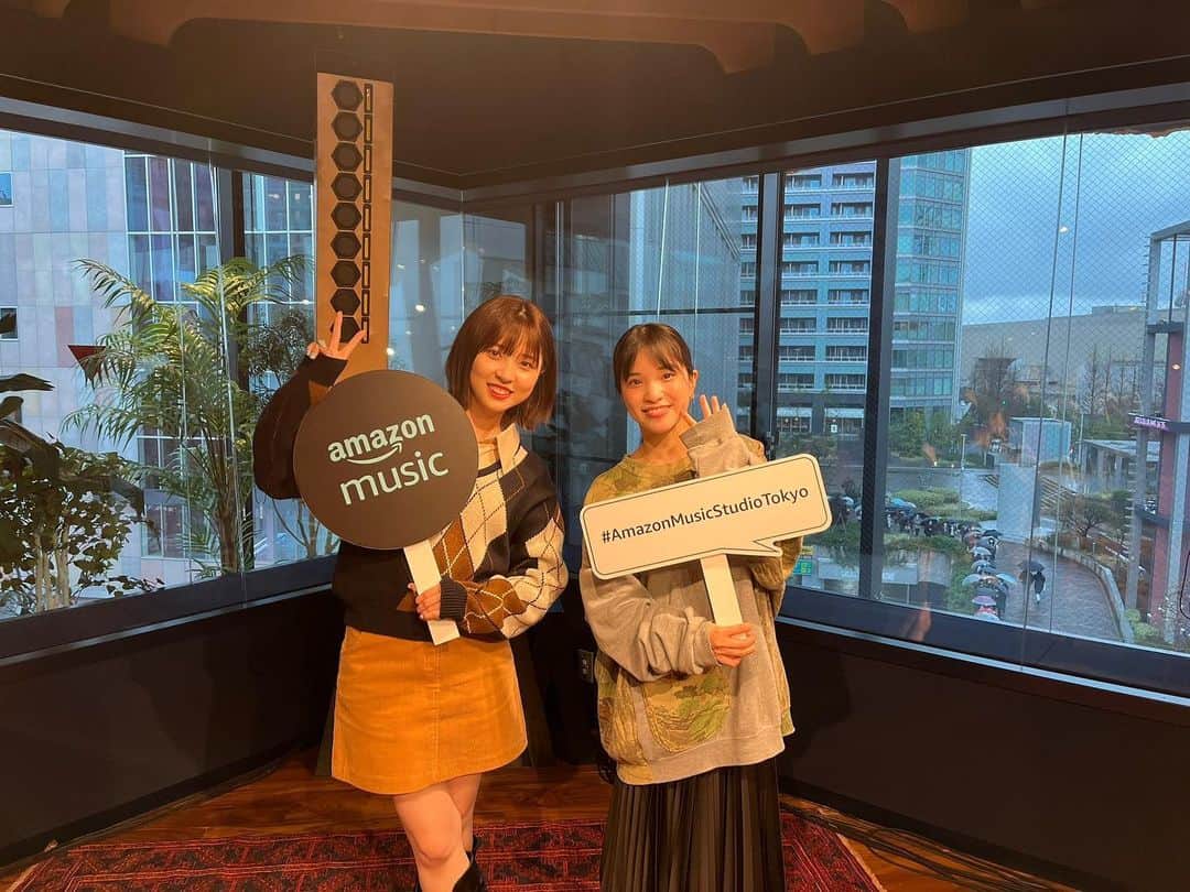 仮谷せいらのインスタグラム：「おジョナこと🍎 ジョナゴールドちゃん @jonagold_0323  の番組 エフエム青森「Aomori RINGO Radio」 公開録音に参加させていただきました✨  #amazonmusicstudiotokyo  とっても素敵な場所でした🎙  おジョナファンの皆様も 暖かく迎えてくださりありがとうございました♡ 2人のお話やコラボなど😳 是非OAをお楽しみに📻  放送日は👇 3月25日(土)17:30〜 4月 1日(土)17:30〜　  です🌸  今日の衣装👕 スウェットは @kizui_fukuoka 🚬  #ARR」