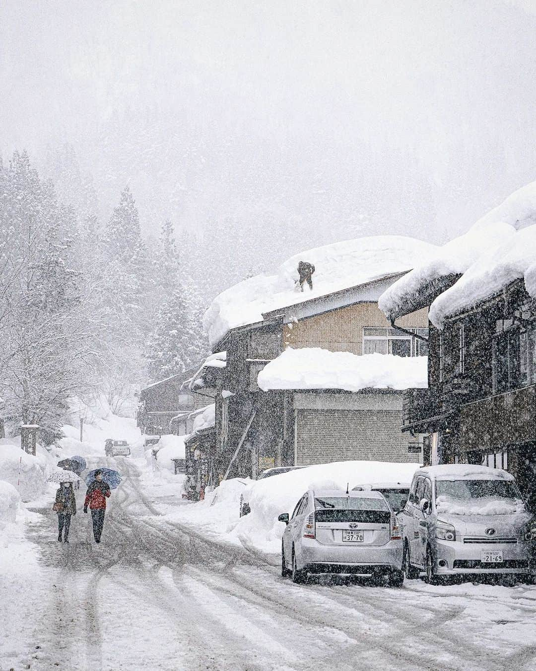 Berlin Tokyoさんのインスタグラム写真 - (Berlin TokyoInstagram)「We passed through many tunnels and visited a Japanese traditional style village with 300-year-old houses surrounded by snow-covered mountains. . . . # teamnakayoshi . #hellofrom shirakawago, gifu #japan」3月18日 22時29分 - tokio_kid