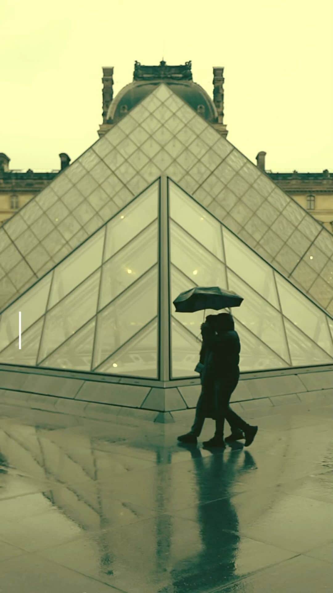jeffのインスタグラム：「Tale of a rainy day • pt II  •  •  •  #paris #louvre #france #rain #reelsinstagram #explore #explorepage #streetphotography #video #vintage #cinematic」