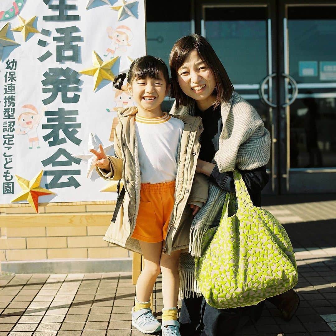 kazuyukikawaharaのインスタグラム：「今日は次女の卒園式。 思い返せばずっと大きなリュックを背負う写真ばかり撮っていた。いつの間にかそのリュックがちょうどよい大きさになり、「いってらっしゃい」の声にも振り返らず元気に駆けていく姿に変わっていた。 卒園おめでとう🌷 4月からは姉妹揃って赤いランドセル姿だ。 ・  #hasselblad #film #filmphoto #filmphotography #filmcamera #instagramjapan #instagram #ハッセルブラッド#shotonfilm #kodak #kodakportra400 #kodakfilm #lifewithkodak #kodakprofessional #madewithkodak  #inspiredwithhasselblad」