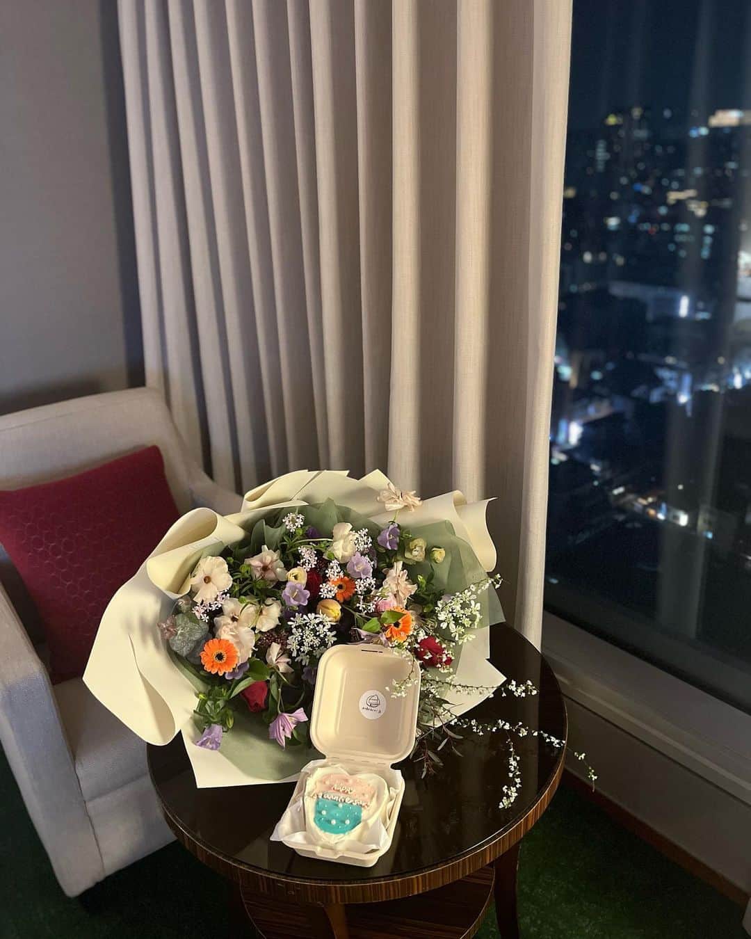 ライムのインスタグラム：「1년전 결혼식 했던 곳에서 결기를 맞이해 호캉스💕」