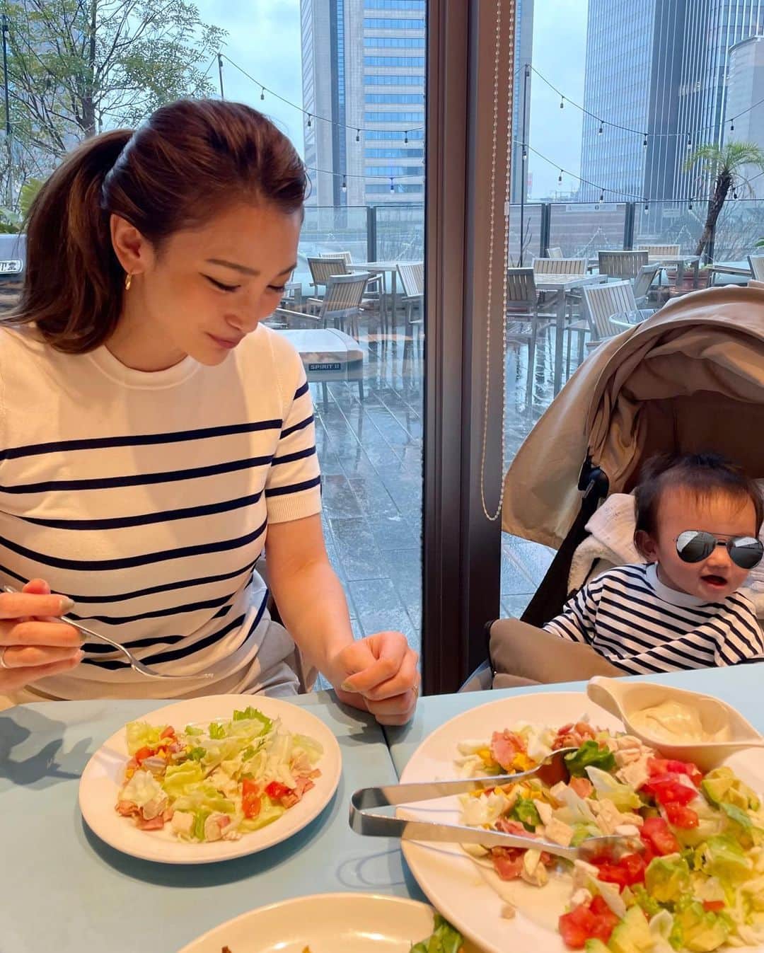 里海のインスタグラム：「意図せず私達だけお揃いです🤭 #生後5ヶ月」