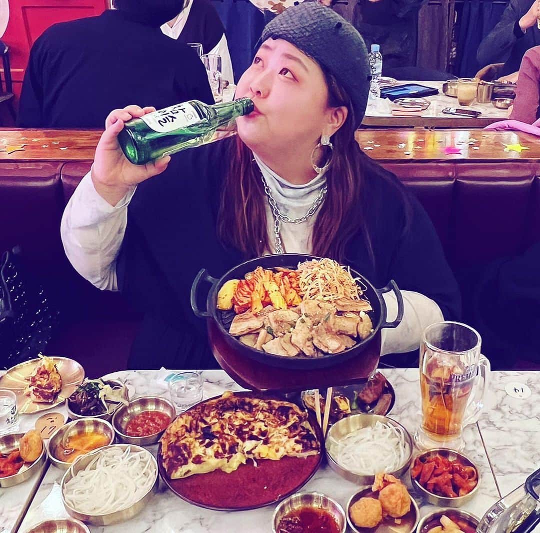 ミナコのインスタグラム：「In新大久保にオープンした＋82（プラスハチニー）行ってきた❤️ めちゃくちゃ美味しかった〜！ 詳しくはYouTubeみてね↓ 【新大久保】大人デブがオシャレな韓国料理店で好き放題爆食❤️ぽっちゃり最高の夜食【大食い】 https://youtu.be/ITcMVe1NxCE @pochahome2021   年中無休で朝7時までやってるよ〜❤️ そして味が最高に旨くて❤️お店綺麗だかマジおすすめだぴょーん🐰  #プラスハチニー #韓国料理 #新大久保 #コリアンタウン #新大久保　#新大久保グルメ #新大久保ランチ #新大久保カフェ #韓国 #韓国旅行 #韓国グルメ #新宿グルメ #新宿ランチ #instafood #좋아요 #먹스타그램 #맛집 #東京 #japan #shinokubo #food #yummy #タイアップ」