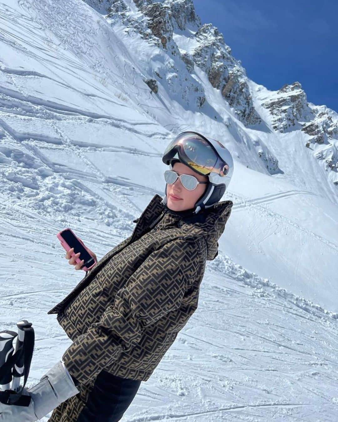 ヴァレリー・カウフマンのインスタグラム：「Winter wonderland 🤍❄️🌲🏔️⛷️ 🍷🦌 🫕🍰🎿 🐶」