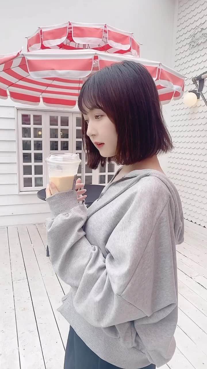 金久保マユ（ぼんぼん）のインスタグラム：「今日髪の毛切って、この時くらいの長さにしてきた！ また撮影行きたいなー🥤 この時の撮影した写真すごく気に入ってる🥺💖 　　 　　 　　 　　  #ショートカット#お洒落#カフェ#中華街#横浜#垢抜け#きょコ#パーカー#秋服#映え#カメラ好きな人と繋がりたい#被写体#ヘアアレンジ#イメチェン」