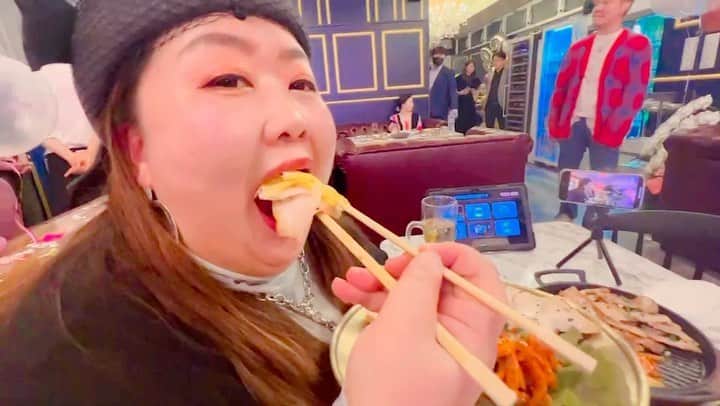 ミナコのインスタグラム：「マジポッサムジューシーうますぎた💛💜  #プラスハチニー #韓国料理 #新大久保 #コリアンタウン #新大久保　#新大久保グルメ #新大久保ランチ #新大久保カフェ #韓国 #韓国旅行 #韓国グルメ #新宿グルメ #新宿ランチ #instafood #좋아요 #먹스타그램 #맛집 #東京 #japan #shinokubo #food #yummy #タイアップ＃デブ#ぽっちゃり #プラスサイズ」
