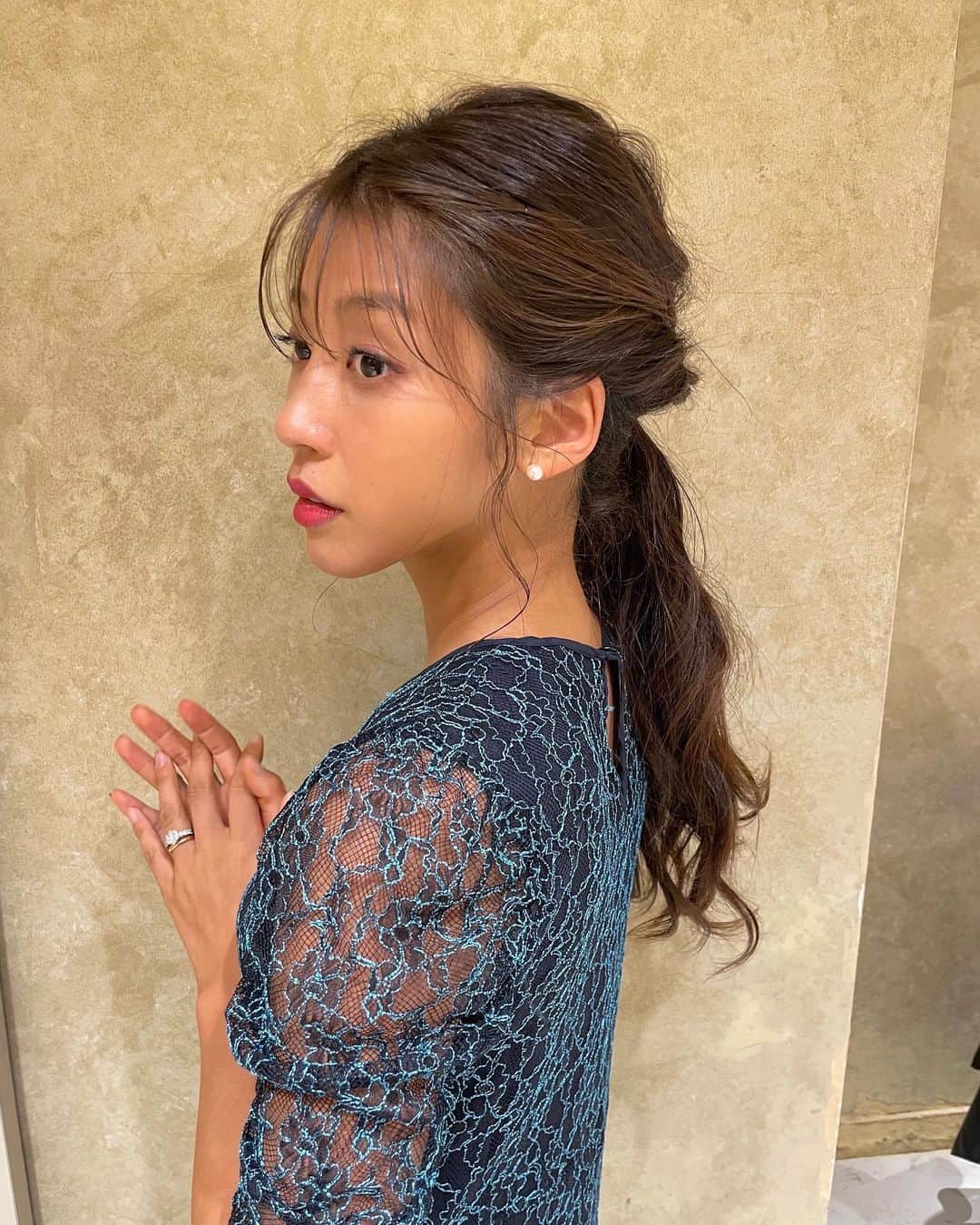 岡副麻希のインスタグラム：「. 透けバング、すこしのおくれ毛、 すべてが絶妙に作ってくれました🫶🏽✨ ゆるふわが苦手な私でも @hitomimohri にだけはお願いできるんです！ ⁡ かれこれ10年！！髪のケアをしてくれてて 大切な日のヘアアレンジもいつももーりちゃん🥰  ⁡ ⁡ #ヘアアレンジ #お呼ばれヘア #お呼ばれアレンジ ⁡」
