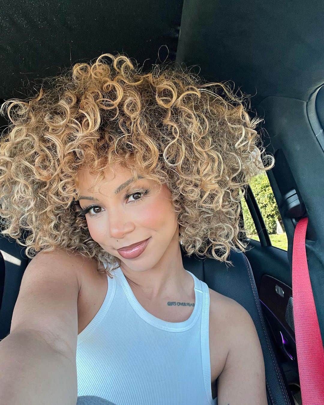 Brittany Rennerのインスタグラム：「When you shine light on the shadows, they disappear. The glow is spiritual 🦁🌻🌞  Color: @shrinkage.city  Haircut: @gabbys.way」