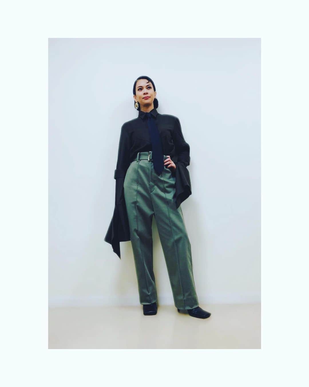 小柳ゆきのインスタグラム：「お衣装👗  shirt & trousers: @aoiwanaka.official  stylist: @stokyo.uma  hair&make: @anr1106」