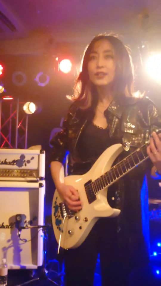 のインスタグラム：「明日は大阪難波music bar S.O.Ra.でライブです！ 初めての会場なのでどんな感じかなー？ 皆様明日よろしくお願いします。  動画はRed Light, Green Light 珍しくバッキングも🎸  We're playing in Osaka tomorrow!  See you soon😊  🎦♪"Red Light, Green Light"   #guitar #Marshall #ESP #guitarist #gig #live #ギター #ライブ #生演奏　#redlightgreenlight」