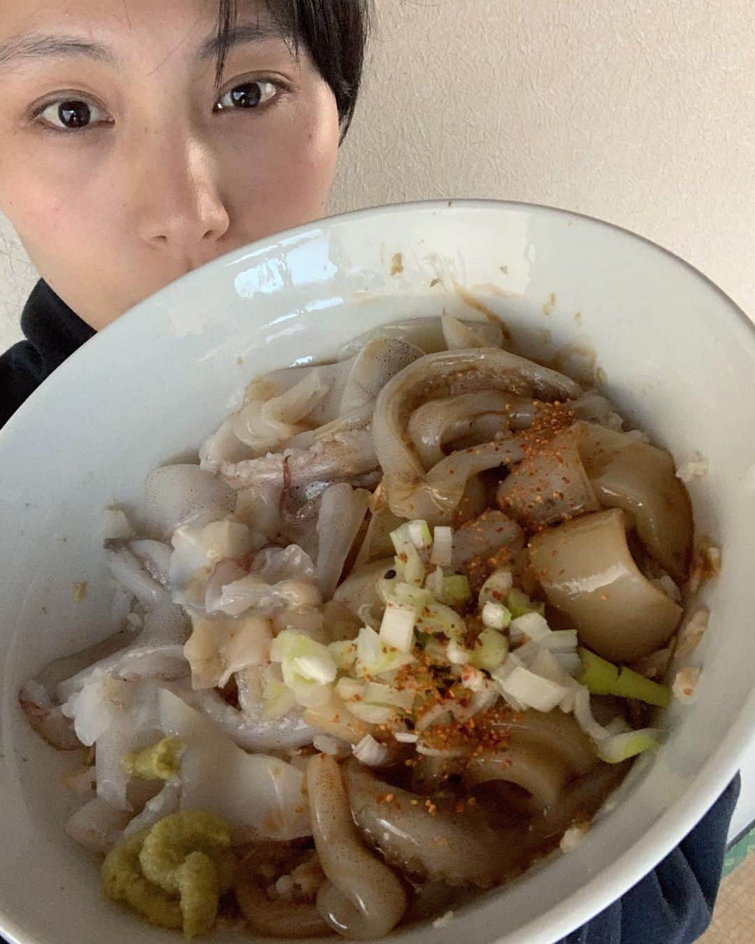 タテジマヨーコさんのインスタグラム写真 - (タテジマヨーコInstagram)「海鮮丼と私　〜shut up☆〜  #海鮮丼と私」3月18日 23時42分 - tatejimayoko