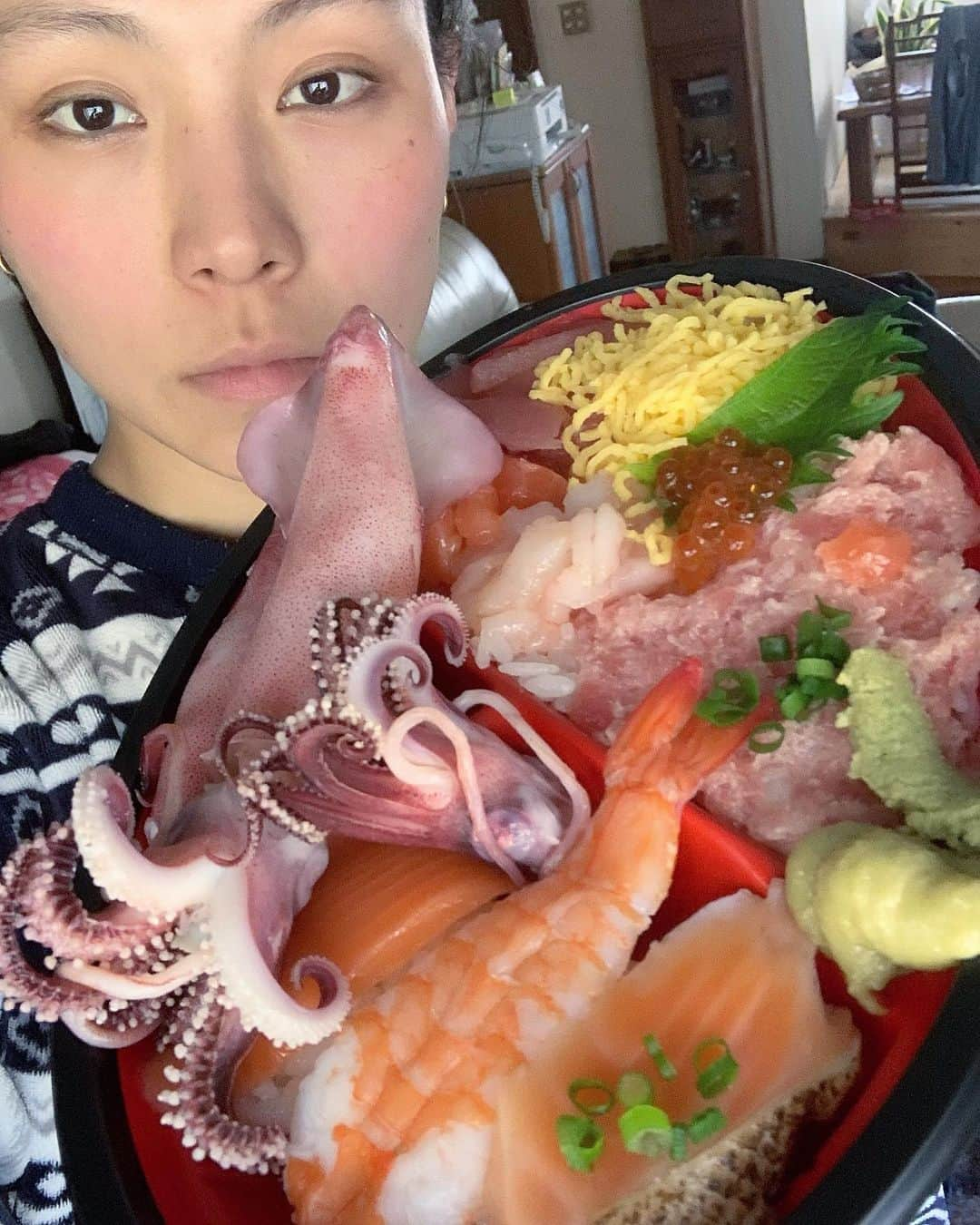 タテジマヨーコのインスタグラム：「海鮮丼と私　〜shut up☆〜  #海鮮丼と私」