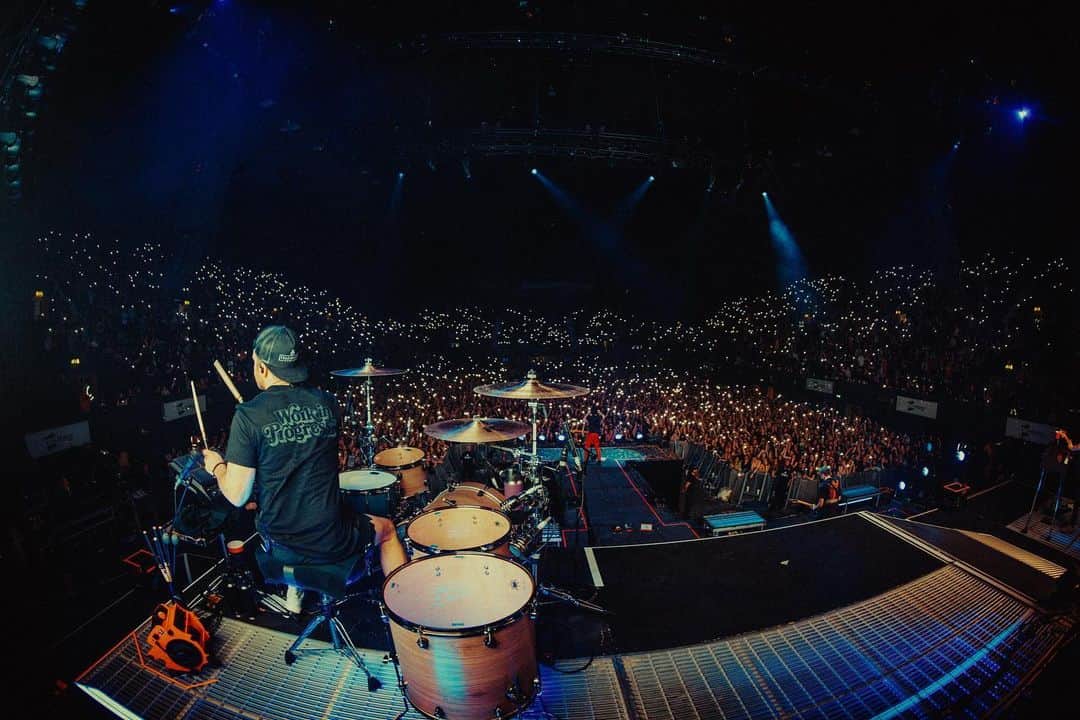 リアン・ドーソンのインスタグラム：「no words. capping off a tour + starting a new record cycle at a sold out wembley. we are just getting started. love you all, love you so damn much. thank you from the bottom of my heart. tell me im alive out now and on tour forever. pics by the greatest ever, @_lupe」