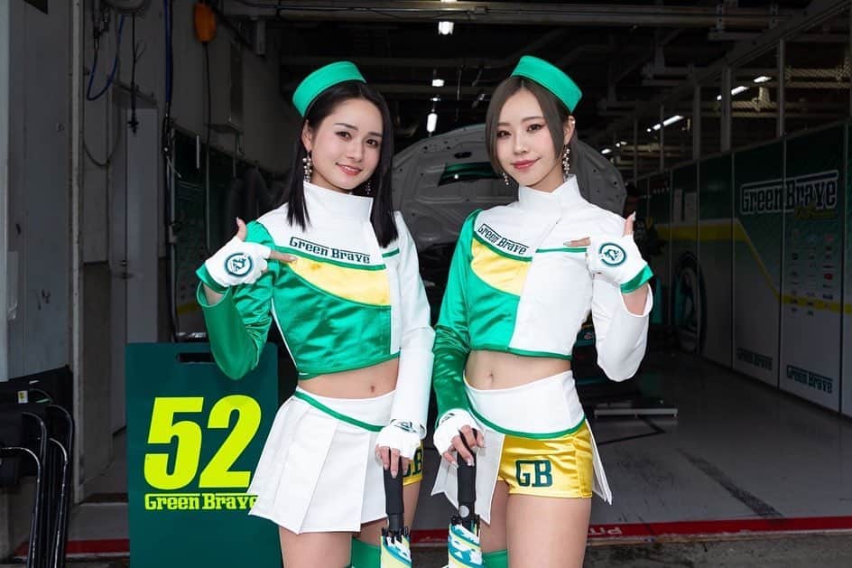 五十嵐みさのインスタグラム：「. スーパー耐久開幕戦予選日お疲れ様でした✨ 52号車は見事ポールポジション獲得😎⭐️ 最高のスタートですね💪 . 明日は5時間耐久レース！ どんなレースになるのか楽しみです🍀 . そしてコスチュームもお披露目できてよかったです🐸 同じデザイン着てるのに左右非対称で見え方変わるのもいいですよね😏 . 明日も引き続き応援お願いします💚 . #スーパー耐久#s耐#supertaikyu#埼玉トヨペット#greenbrave#レースクイーン#コスチューム#grsupra#サーキット#モータースポーツ#開幕戦#ニーハイブーツ#一眼レフ#鈴鹿サーキット#52号車#埼玉トヨペットサポーターズ」