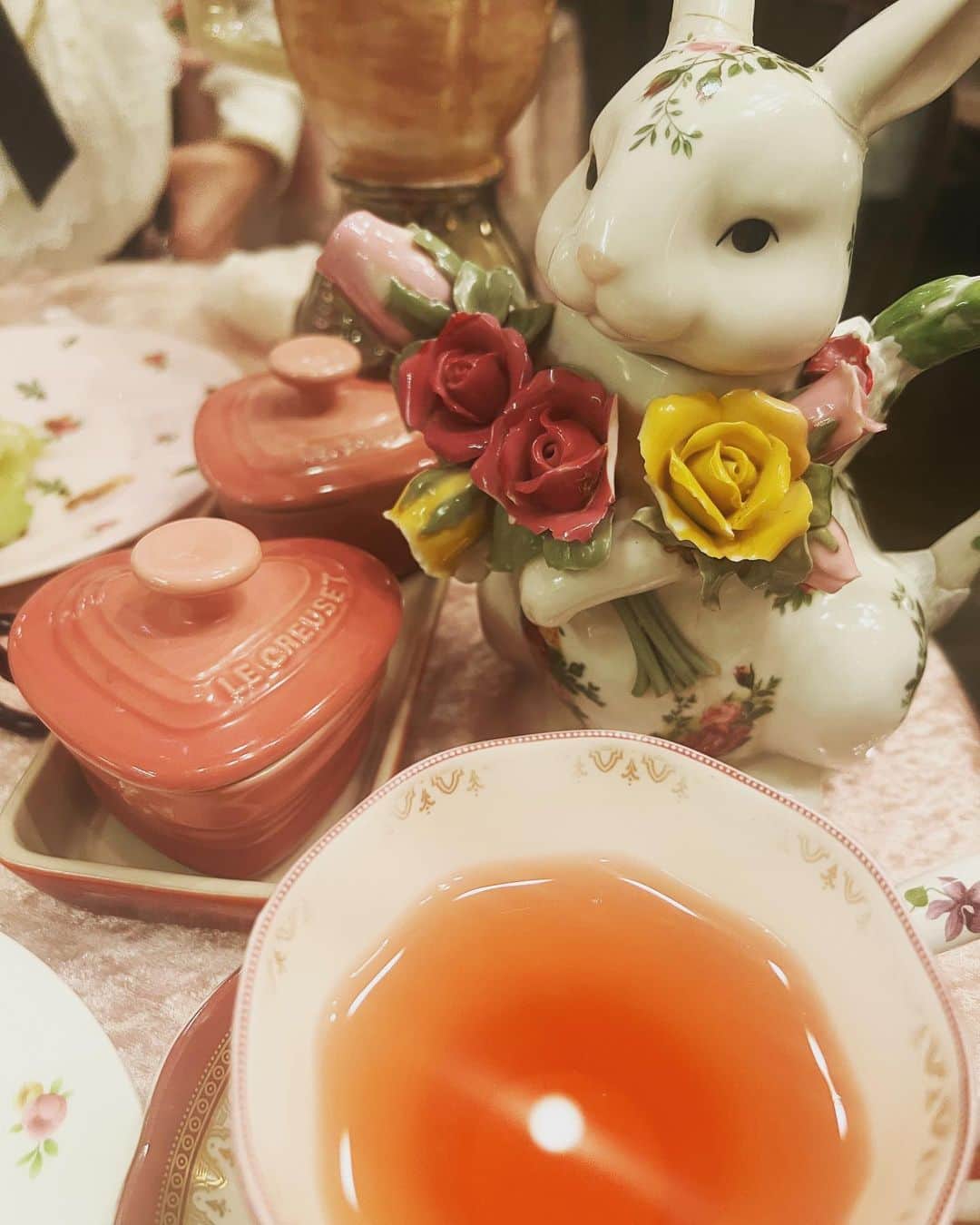 深澤翠さんのインスタグラム写真 - (深澤翠Instagram)「🌸お花見 SAKURA Afternoon Tea🌸  るうたんこと 春奈るなちゃんと遊びに行きました♡  スイーツの甘さと さくら塩のしょっぱさの 絶妙なバランスが最高に美味しかったです♡  やっぱりセイボリーがしっかり存在しているアフタヌーンティーが好きなので  ル・クルーゼのハートココットに入ったクラムチャウダーライスをはじめ クロワッサンサンドとサラダも美味しくて  幸せな時間でした♡  ピンク色の紅茶も 可愛くて美味しかったなあ💘  #afternoontea  #cafeacorite  #lolitafashion」3月19日 0時00分 - midorifukasawa