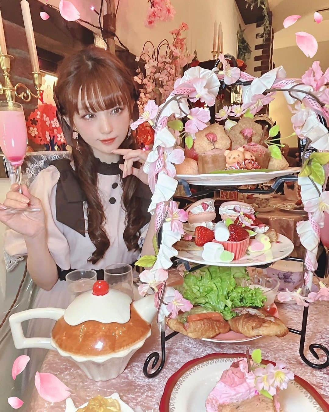 深澤翠さんのインスタグラム写真 - (深澤翠Instagram)「🌸お花見 SAKURA Afternoon Tea🌸  るうたんこと 春奈るなちゃんと遊びに行きました♡  スイーツの甘さと さくら塩のしょっぱさの 絶妙なバランスが最高に美味しかったです♡  やっぱりセイボリーがしっかり存在しているアフタヌーンティーが好きなので  ル・クルーゼのハートココットに入ったクラムチャウダーライスをはじめ クロワッサンサンドとサラダも美味しくて  幸せな時間でした♡  ピンク色の紅茶も 可愛くて美味しかったなあ💘  #afternoontea  #cafeacorite  #lolitafashion」3月19日 0時00分 - midorifukasawa